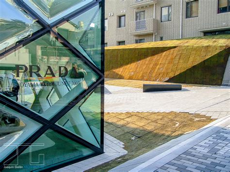 prada aoyama parete in aria